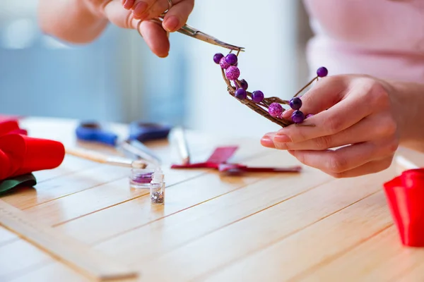 Mujer haciendo joyas en casa — Foto de Stock