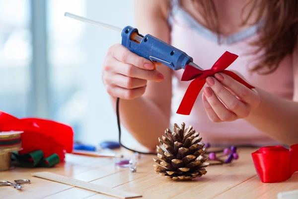 Mulher fazendo DIY decorações festivas em casa — Fotografia de Stock