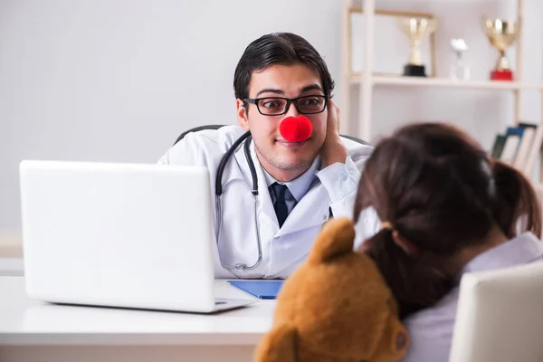 Pediatra engraçado com a menina no check-up regular — Fotografia de Stock