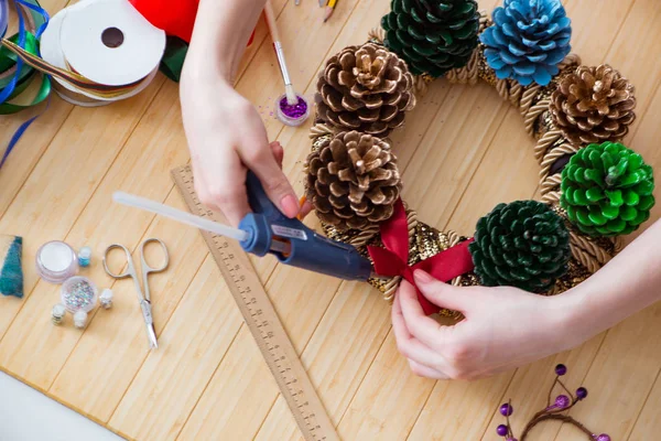 Mulher fazendo DIY decorações festivas em casa — Fotografia de Stock