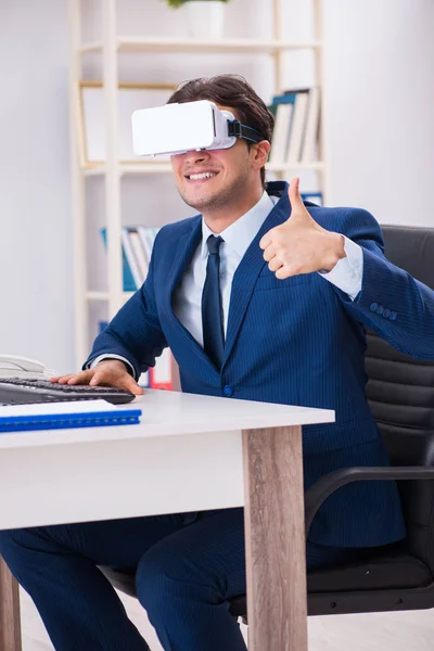 Medewerker met virtual reality bril op kantoor — Stockfoto