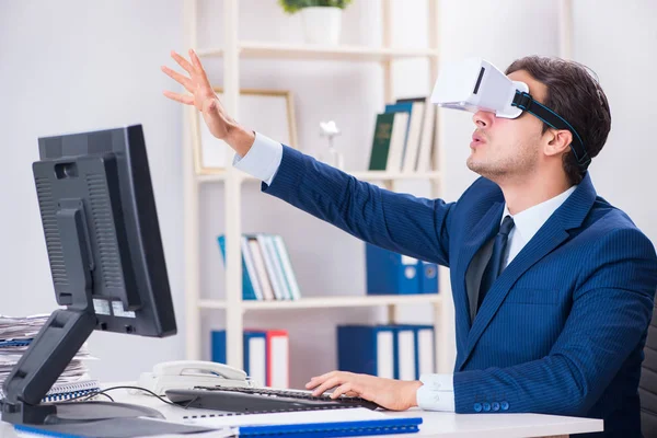 Empregado usando óculos de realidade virtual no escritório — Fotografia de Stock