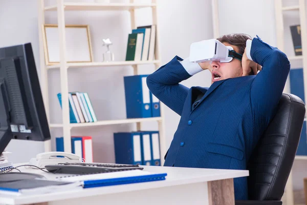 Pracownik korzystający z okularów wirtualnej rzeczywistości w biurze — Zdjęcie stockowe
