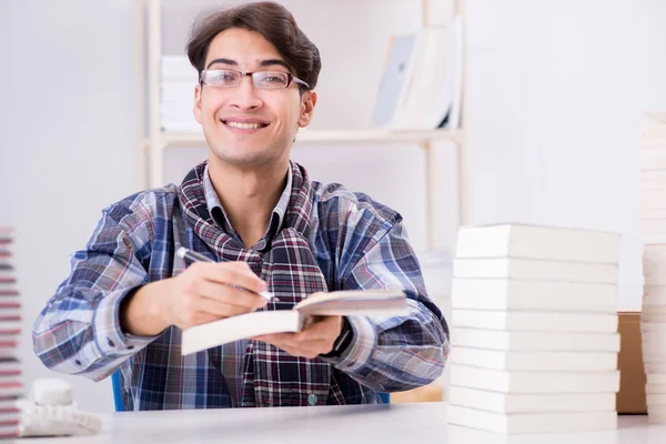 Escritor presentando sus libros al público —  Fotos de Stock