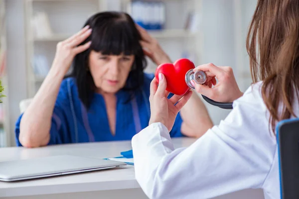 Kıdemli hasta düzenli kontrol için doktoru ziyaret ediyor. — Stok fotoğraf