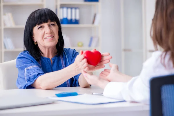 Kıdemli hasta düzenli kontrol için doktoru ziyaret ediyor. — Stok fotoğraf