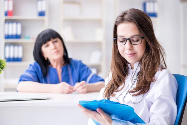 Senior patient besöker läkare för regelbunden kontroll — Stockfoto