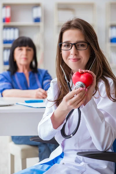 Senior patient besöker läkare för regelbunden kontroll — Stockfoto