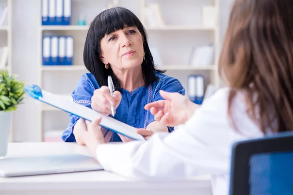 Kıdemli hasta düzenli kontrol için doktoru ziyaret ediyor. — Stok fotoğraf