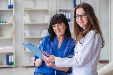 Kıdemli hasta düzenli kontrol için doktoru ziyaret ediyor.