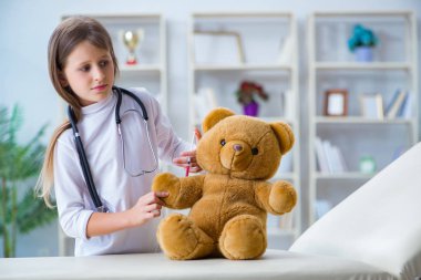 Erken gelişim konseptinde doktorculuk oynayan genç kız.