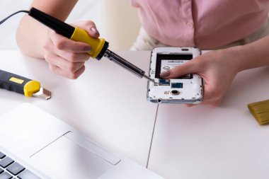 Atölyede cep telefonu tamiri