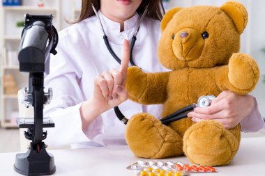 Çocuk oyuncak sağlığını kontrol ediyor