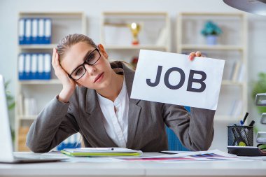 İş kadını ofiste mesajla oturuyor.