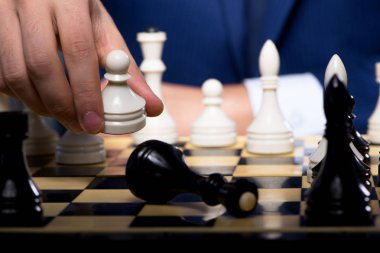 İş adamı strateji konseptinde satranç oynuyor