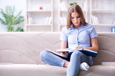 Üniversite sınavlarına hazırlanan genç bir kız öğrenci.