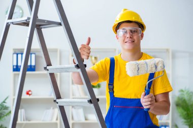 Tadilat projesinde çalışan bir ressam.