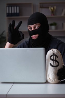 Hacker bilgisayar korsanlığı gece geç saatlerde