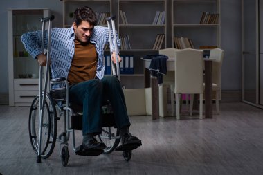 Tekerlekli sandalyede depresyon geçiren bir adam