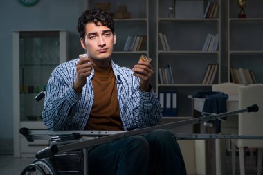 Tekerlekli sandalyede depresyon geçiren bir adam