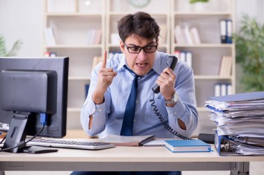 İş adamı birçok telefon görüşmesinde hayal kırıklığına uğradı