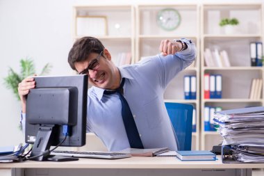 Kızgın işadamı çok fazla çalışmaktan bıktı.