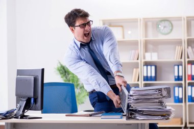 Kızgın işadamı çok fazla çalışmaktan bıktı.