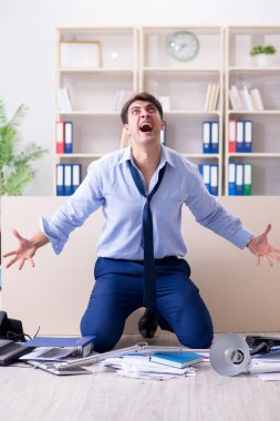 Kızgın işadamı çok fazla çalışmaktan bıktı.