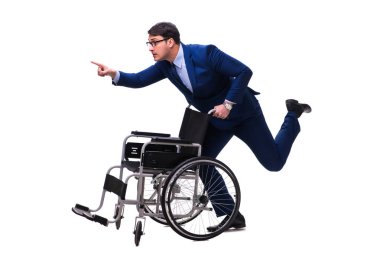 Beyaz arka plan üzerinde izole tekerlekli sandalye ile işadamı