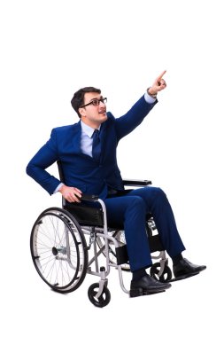 Beyaz arka plan üzerinde izole tekerlekli sandalye ile işadamı