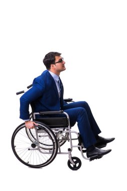 Beyaz arka plan üzerinde izole tekerlekli sandalye ile işadamı