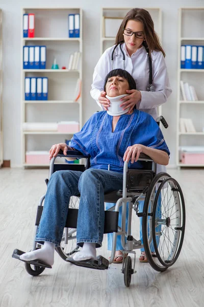 Oudere vrouw met nekletsel bij artsen — Stockfoto