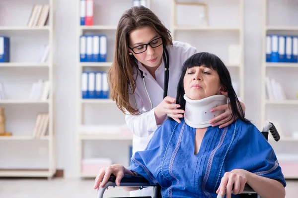 Donna anziana con lesioni al collo a dottori — Foto Stock