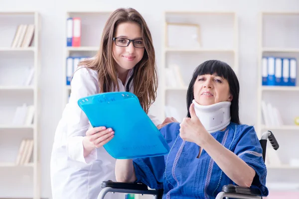 Donna anziana con lesioni al collo a dottori — Foto Stock