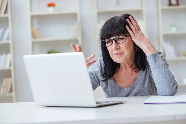 Seniorin kämpft am Computer — Stockfoto