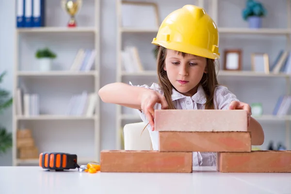 Joven edificio de chica con ladrillos de construcción — Foto de Stock