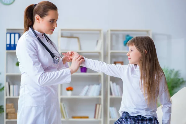 Mujer médico pediatra chequeo chica —  Fotos de Stock