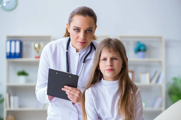 Médica pediatra verificando menina — Fotografia de Stock