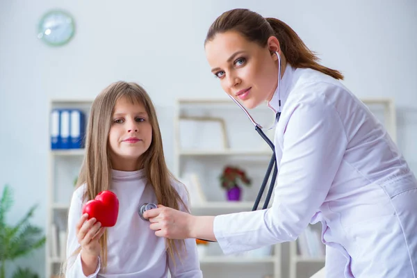 Kvinnlig läkare barnläkare kontroll flicka — Stockfoto