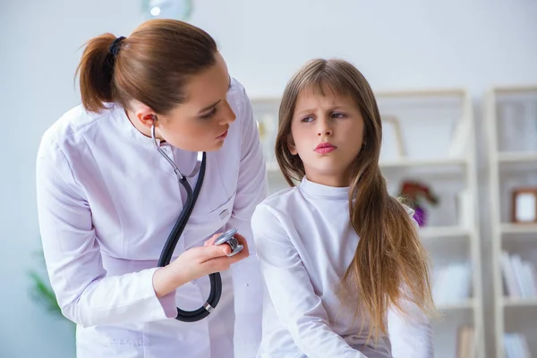 Médica pediatra verificando menina — Fotografia de Stock