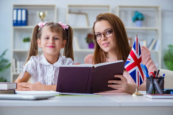Девочка, изучающая английский язык с учителем — стоковое фото