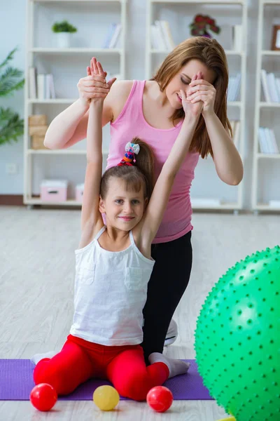 Mädchen und Mutter üben zu Hause — Stockfoto