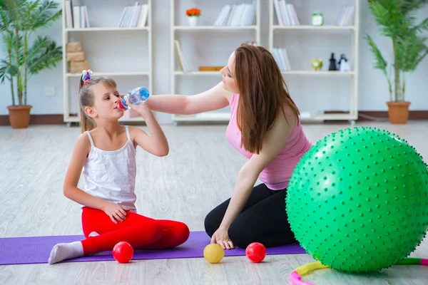 Ragazza e madre che si esercitano a casa — Foto Stock