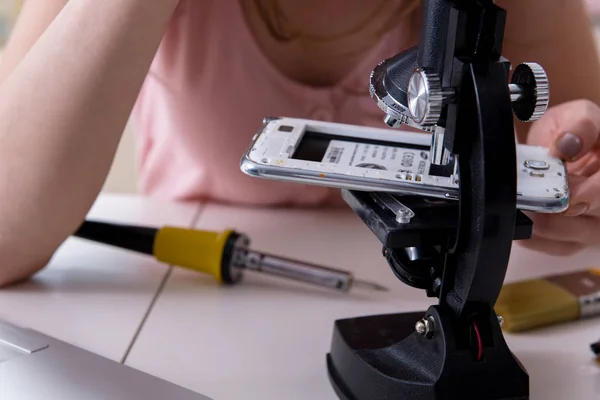 Mobiltelefon reparation i verkstad — Stockfoto