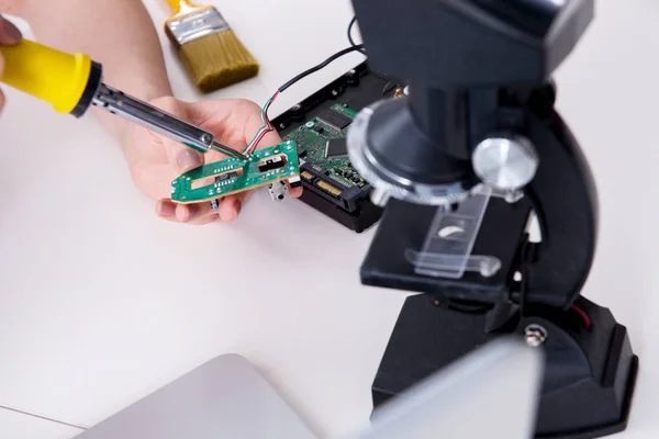 Engineer fixing broken computer hard drive — Stock Photo, Image