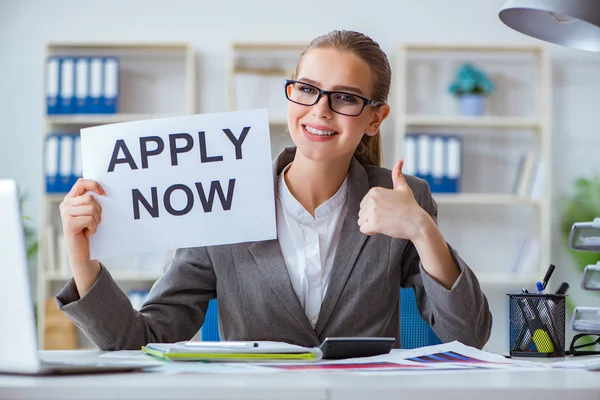 Businesswoman sitting in office with message — Stock Photo, Image