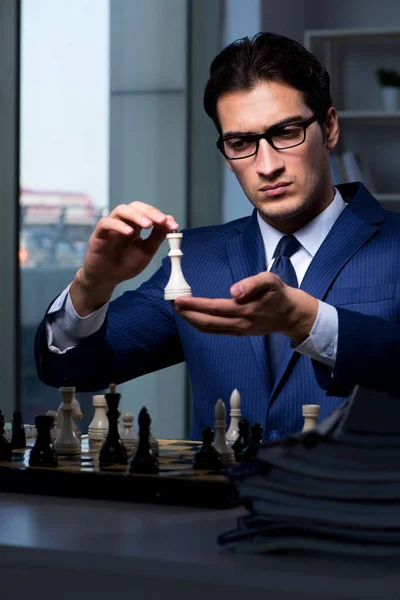 Zakenman schaken in strategie concept — Stockfoto