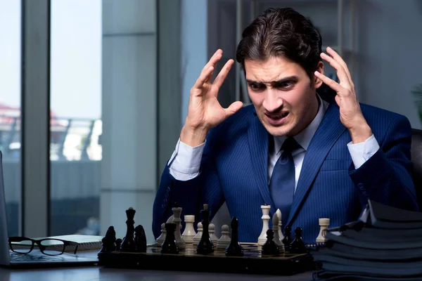 戦略的概念でチェスをするビジネスマン — ストック写真