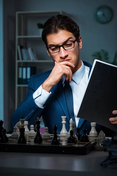 Empresario jugando ajedrez en concepto de estrategia — Foto de Stock