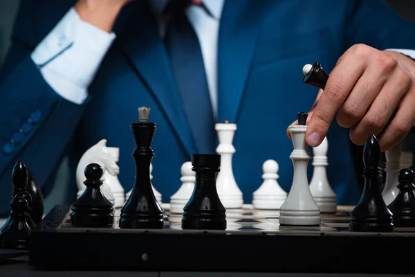 Empresario jugando ajedrez en concepto de estrategia —  Fotos de Stock
